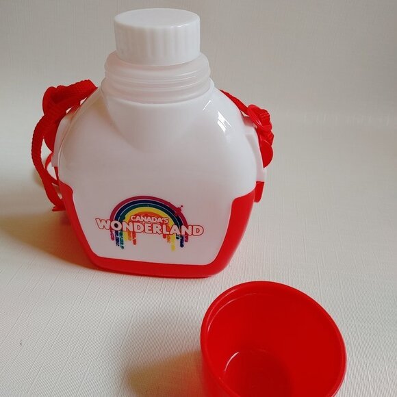 FUN Vintage Canada's Wonderland Canteen Kids Plastic Melting Rainbow - Picture 5 of 6